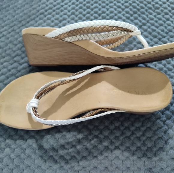 Vionic gold and white heeled sandal - Picture 4 of 5